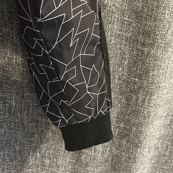 Windbreaker, Geometric pattern - Picture 4 of 8